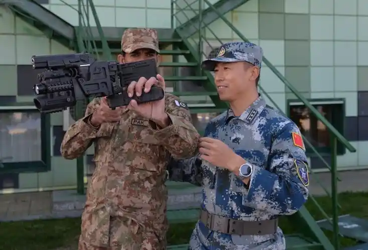 "和平使命-2018"花絮外军紧握我方一款造型奇特武器