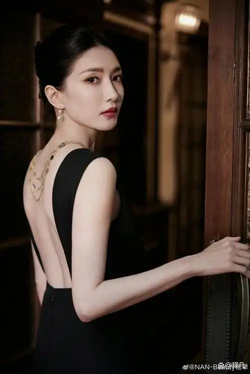 江疏影穿露背黑裙秀曼妙身材!肤白貌美大长腿性感撩人