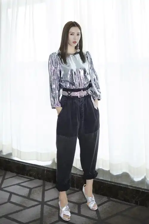 谭维维惊艳亮相盛典活动 时尚灵动闪耀全场