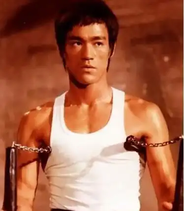 李连杰可以像李小龙那样,不用穿中山装,而是和李小龙那样秀出肌肉