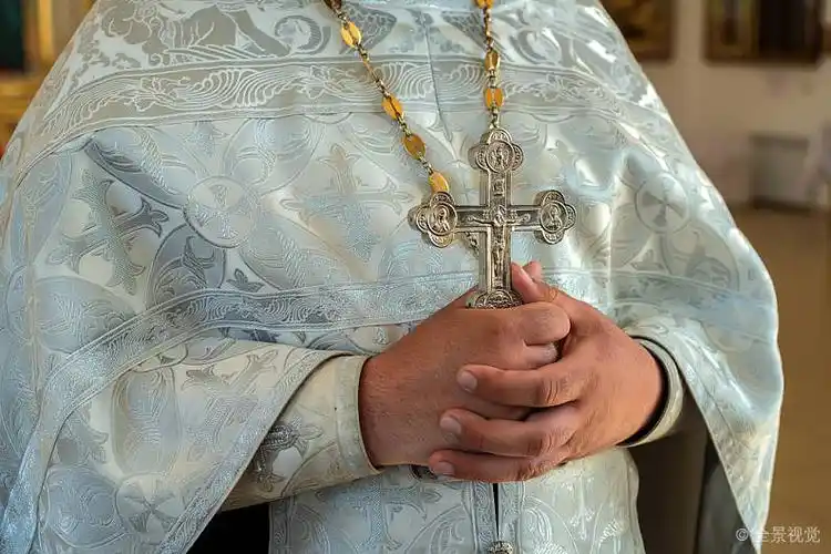 东正教_基督教_牧师_向上_拿着_十字架_服务_图片大全—全景创意图库