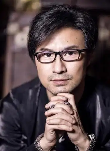 回顾:汪峰现身北京车展遭围观!女助理身材不输章子怡,谈笑风生