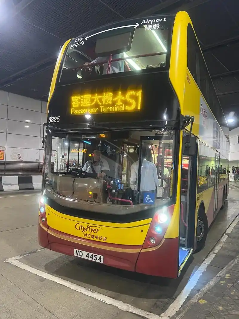 以城巴机场快线营运的s1路巴士.s1线居然升级服务!此车配有 - 抖音