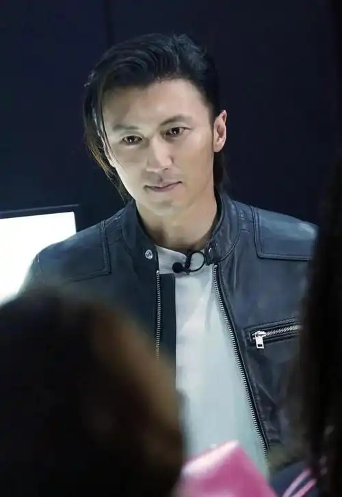 张柏芝携家人游泰国13岁小q留长发大变样成熟帅气太像谢霆锋