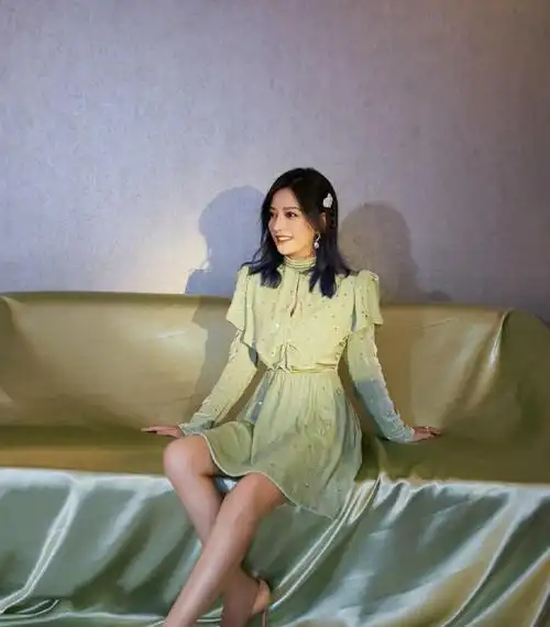 赵薇身材管理有多强?牛油果色连衣裙显瘦又时尚,轻松秀出名媛范