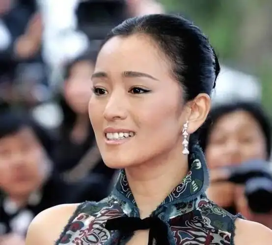 演员巩俐,被张艺谋拒婚后,为何转身嫁70岁四婚丈夫?