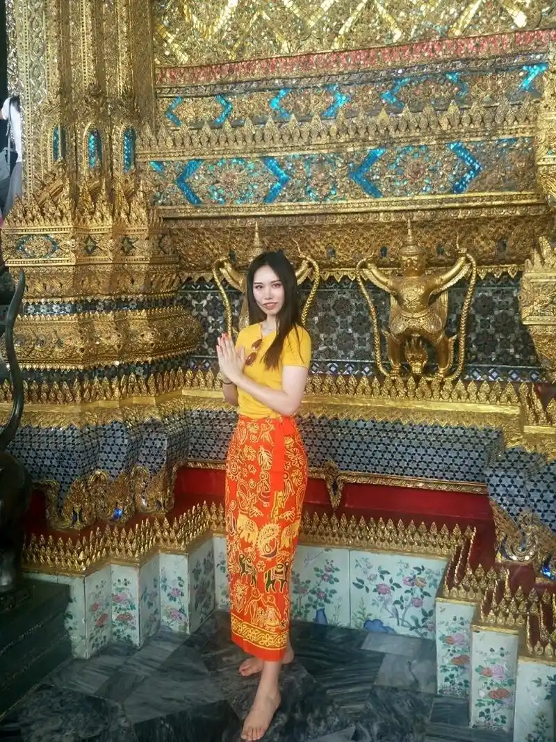 推荐两个绝佳的拍照地点 :①大皇宫脱鞋上台入口旁 穿纱笼光脚最有