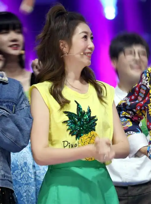 黄嘉千周末霸屏萌值满点 机智答题成"智慧担当"