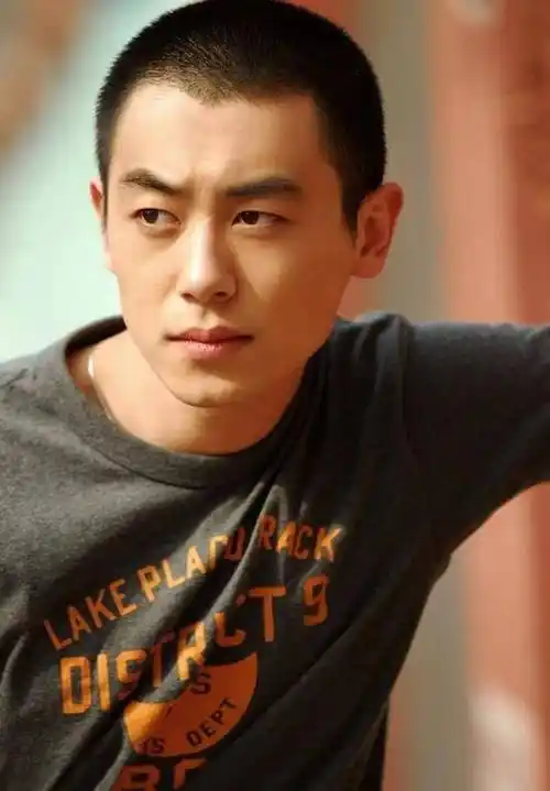 原创演员朱亚文放弃8年初恋单爱沈佳妮行走的荷尔蒙只对老婆释放