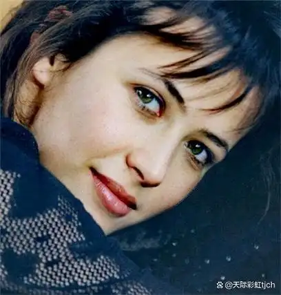 苏菲·玛索是法国电影界的重要人物,她的演艺生涯可以说是才华横溢