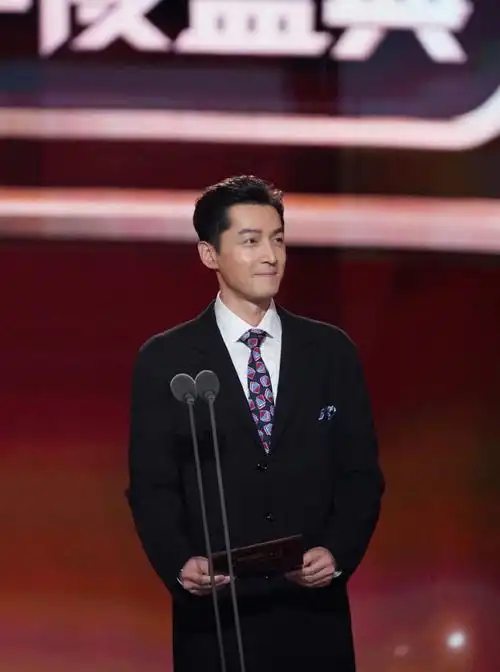 恭喜@胡歌荣获cmg第二届#中国电视剧年度盛典#年度男演员荣誉!