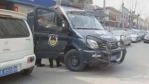 实拍保安公司私自将车喷涂成警车 被市民举报车辆被交警查处