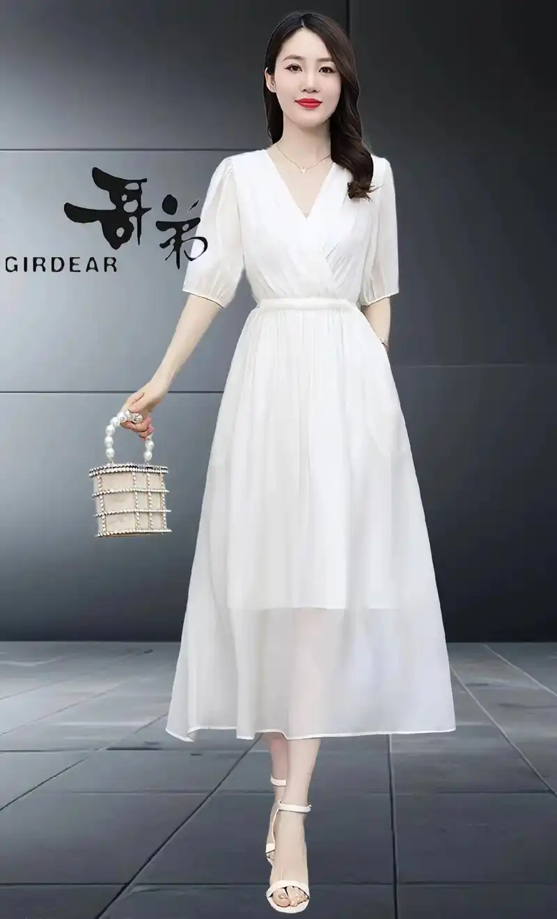 这款哥弟真丝连衣裙女夏季是一款轻奢气质长裙子,彰显高端时尚.