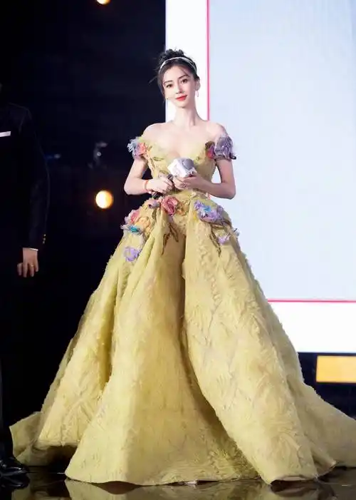 原创杨颖深v礼服出席芭莎盛宴本想引领潮流的风向标为什么受到网友的