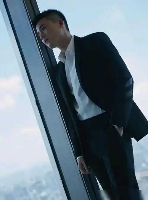 暗纹理印花凸显出潮流的风格,酱色的颜色很是独特,将欧豪的身材展现得