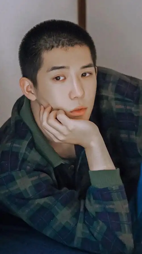 剃了寸头的王安宇完全就是小说里描写的钢厂小霸王顾飞本人了.