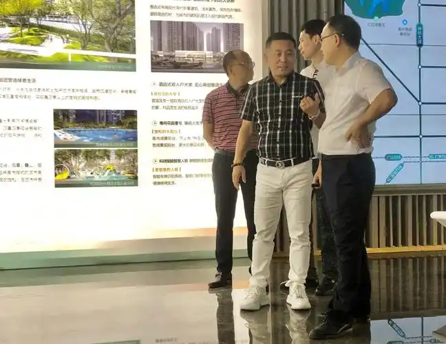 当天活动分为三个部分,第一部分是介绍到场领导和嘉宾并介绍中洲南麓