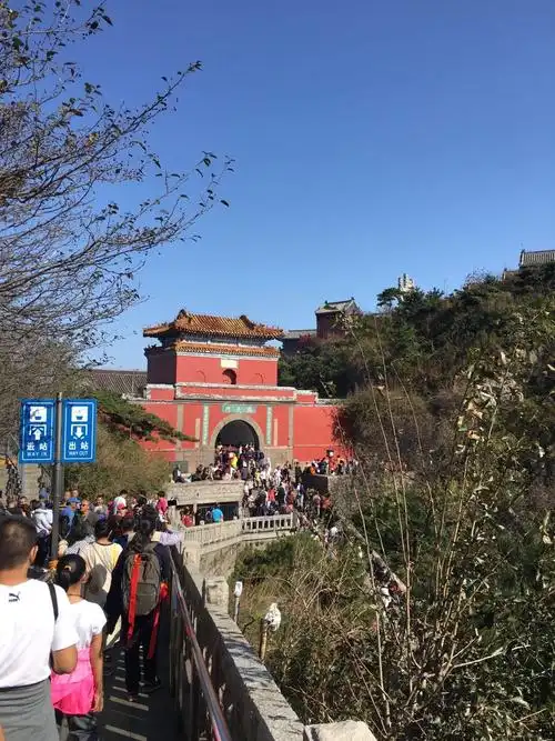 山南天门景点,我们是坐缆车上去的,所以对这里还是有印象的,感觉进了