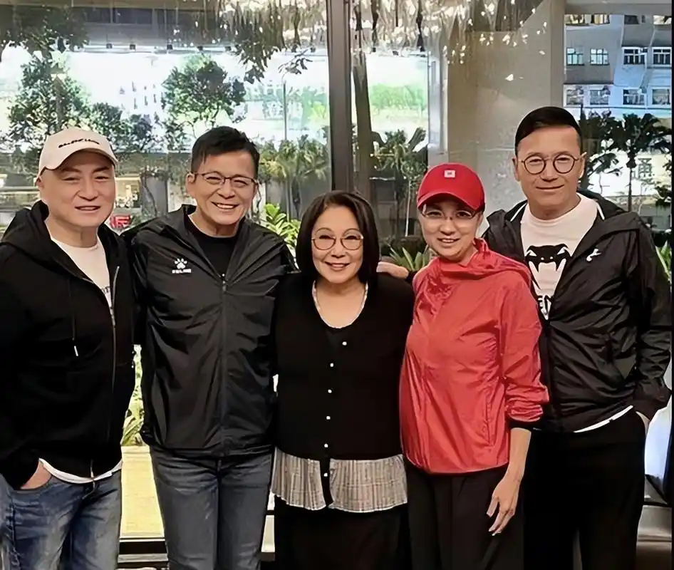 知名港星李司棋晒聚会照!苗侨伟携妻现身,黄日华汤镇业罕见同框