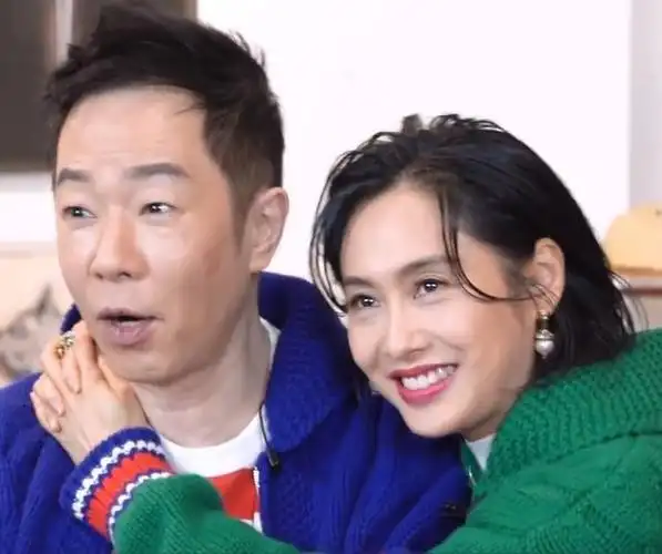 49岁朱茵和老公同框亮相结婚九年还好甜这颜值我没看错吧