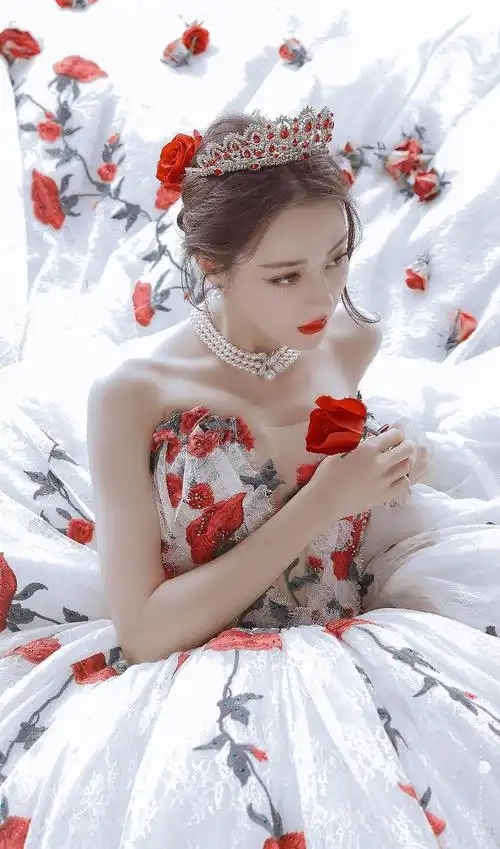 迪丽热巴经典红毯造型之玫瑰公主