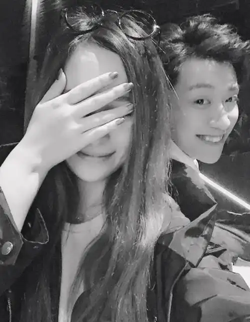 乔任梁生前女友晒恩爱照,黑白色调让人泪目