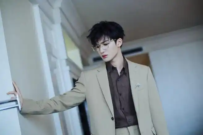 朱正廷美拉德配色西装