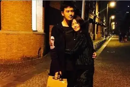 谭维维在和陈奕飞恋爱前,也有过一段恋情,是与演员张博,不过这段恋情