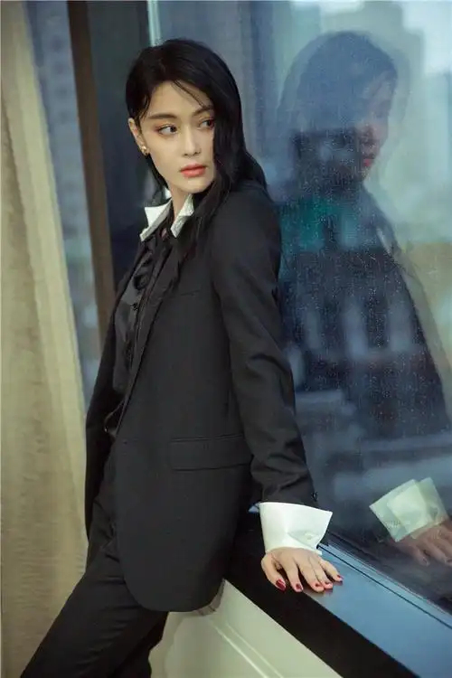 张馨予帅气西服亮相意大利电影周开幕晚宴