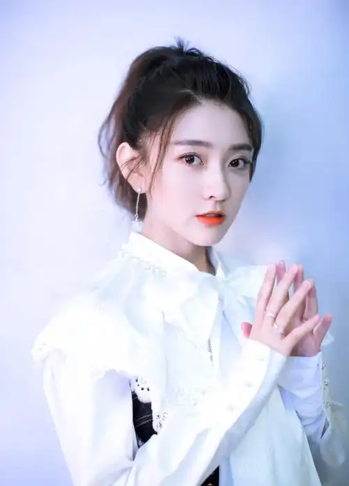 梁洁# 我会带着月亮的温柔和星星的光亮顺着银河进入你梦里 cr@叶唒