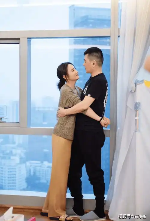 蒋勤勤与陈建斌高调秀恩爱!穿毛衣阔腿裤像少女,被宠着好幸福