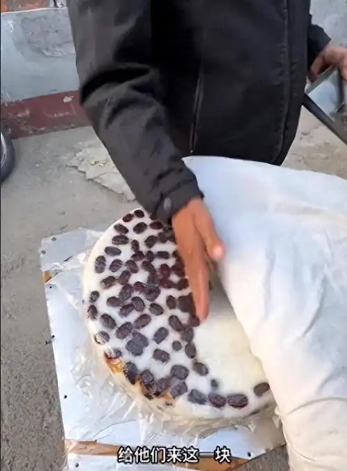 切糕大爷因坑人火了网友他一刀下去我都准备好贷款了