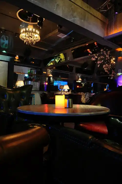 最近整理了很多摄影系列作品 这组摄影照片是几家酒吧里拍的比较好的