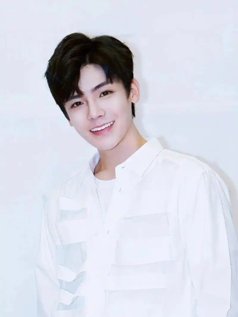 侯明昊#治愈系笑容 #怎么这么好看#干净男孩 - 抖音