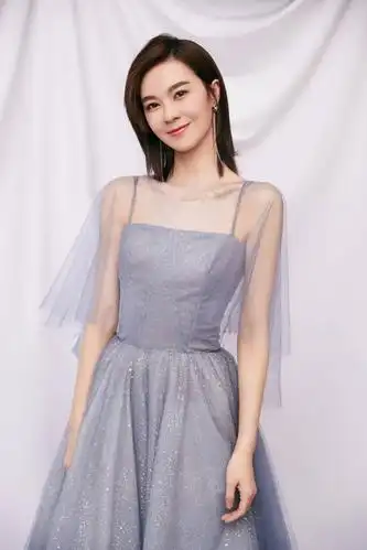 女歌手郁可唯清新优雅时尚写真