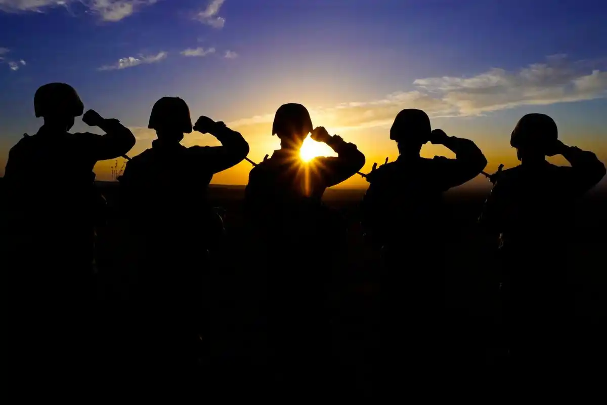 军号小夜灯# 中国军人用青春和热血,守护着祖国的每一寸山河.