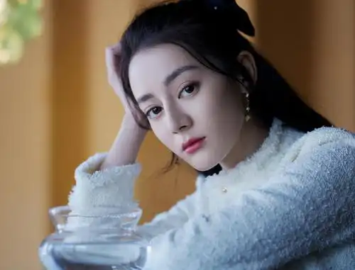 迪丽热巴最美表演剧照,纯白珍珠外套内搭pinko牛仔长裙