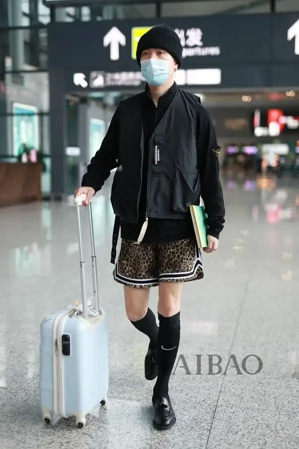 男星街拍|黄轩变身滑板boy,甜茶和女友出街撒糖