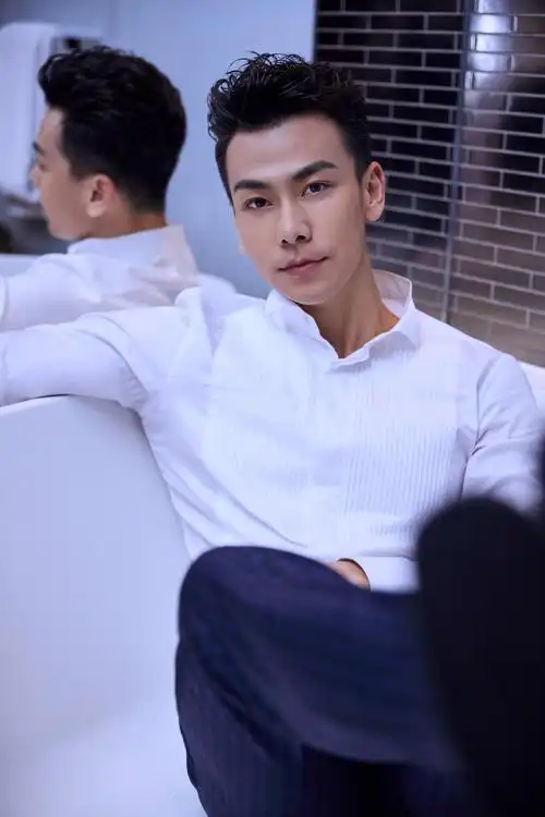 全能演员戴向宇 简约白衬衫从容演绎型男魅力