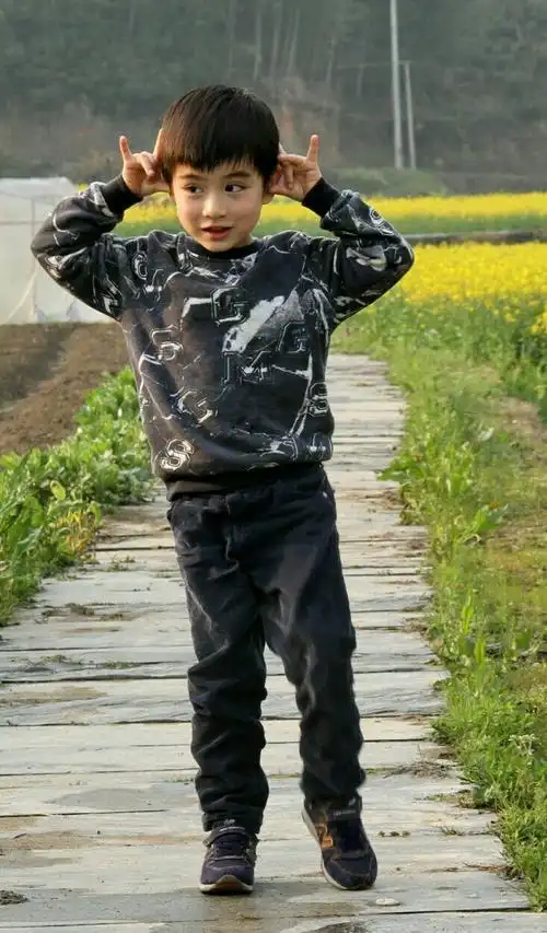 活泼可爱调皮的小男孩-2018