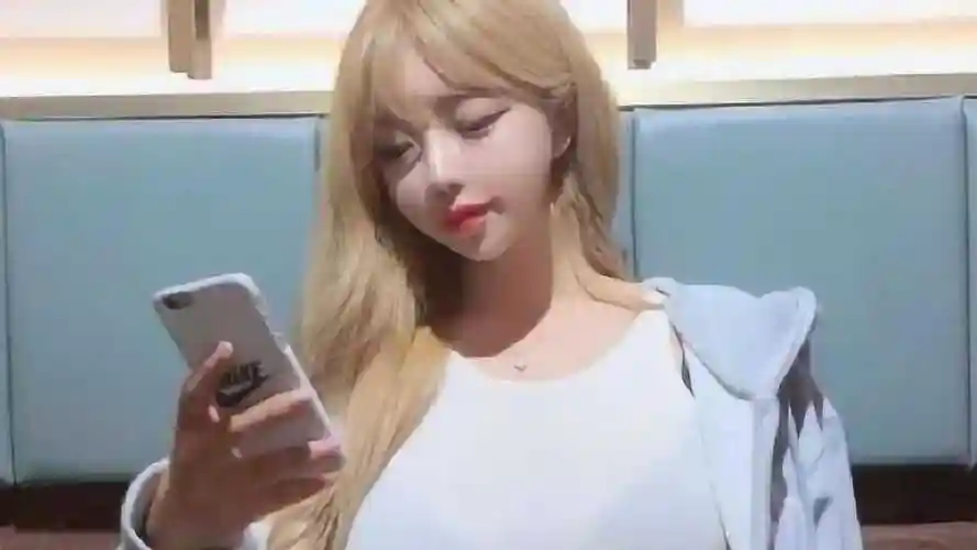 23岁女网红走红网络夸张三围被称女神怪物网友脸太假