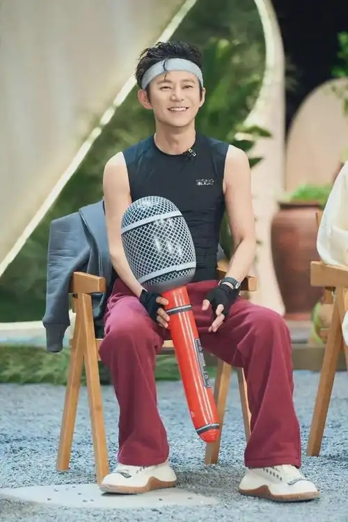 50岁何炅引热议大侦探里的造型显年轻满50减30的少年感太赞了