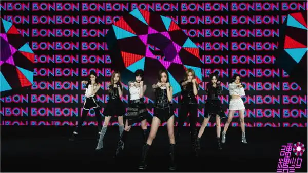 她们元气满满地首次演唱了成团曲《bonbon girls》