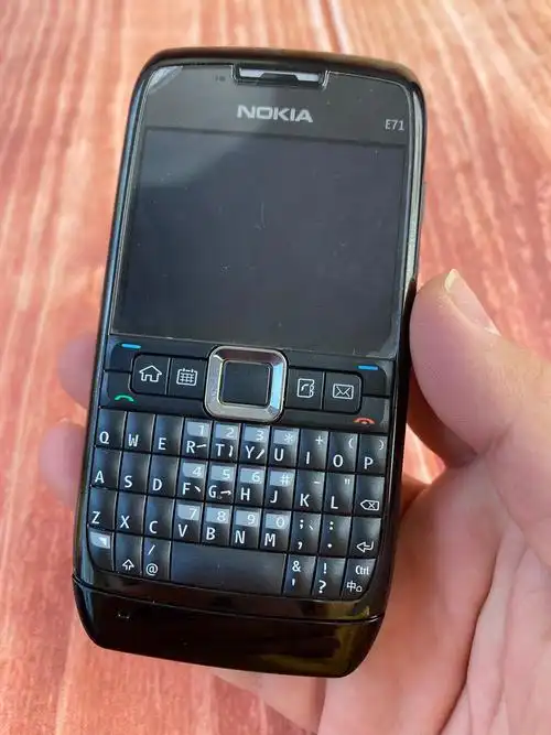 2,顶上红色按钮,按下等手机震动,就说明开机诺基亚e71怎么开机了;充电