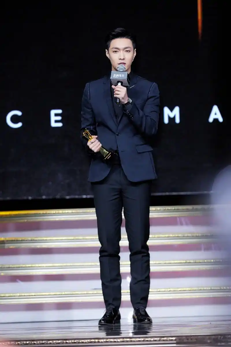 张艺兴又现西装杀!