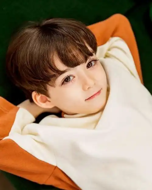 5岁混血弟「深邃大眼让姐姐们暴动」,亲姊姊一出场直接让你想重建基因