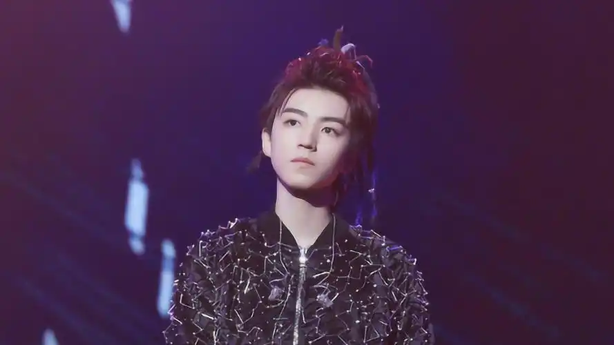 王俊凯扎脏辫唱摇滚,阳光大暖男化身朋克帅哥,气质这块掐的死死的!