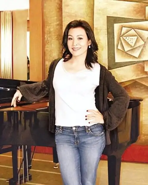 影星陈冲:情感沧桑亲情带泪,再婚丈夫将我当女儿宠