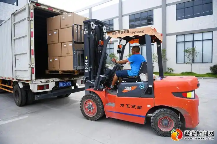 工人驾驶叉车装运货物.