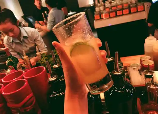 在酒吧喝酒,一时兴起要帮"全场买单",大概要花费多少钱?